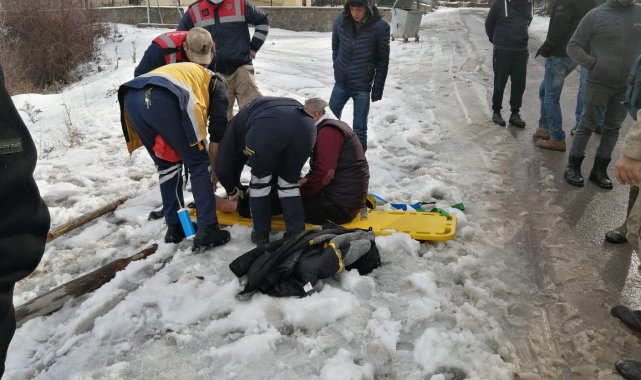 Devrilen tırda sıkışarak yaralanan sürücü kurtarıldı
