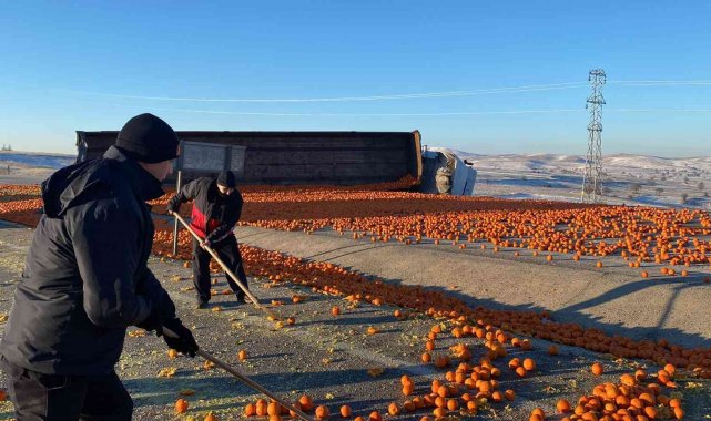 Devrilen tırdaki tonlarca portakal yola saçıldı