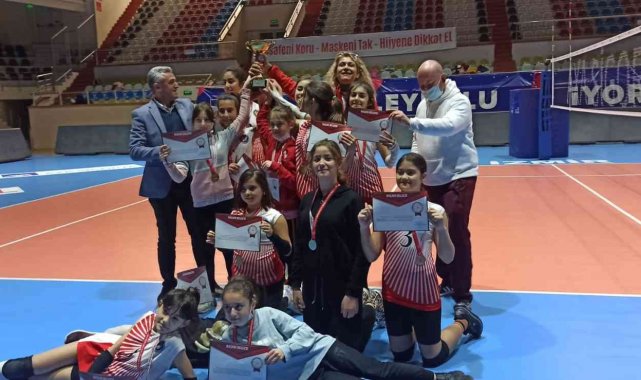 Dikili Cumhuriyet Ortaokulu küçük kızlar voleybol liginde İzmir şampiyonu