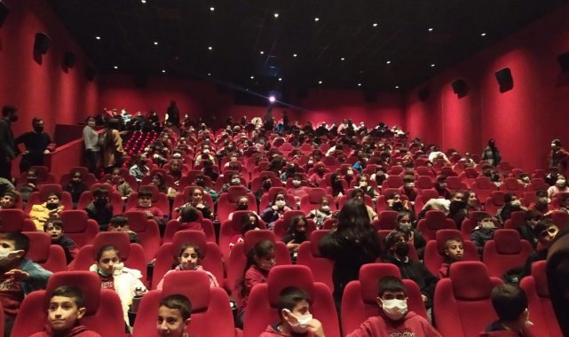 Dilovası'nda öğrenciler "Kesişme; İyi ki Varsın Eren" filmini izledi