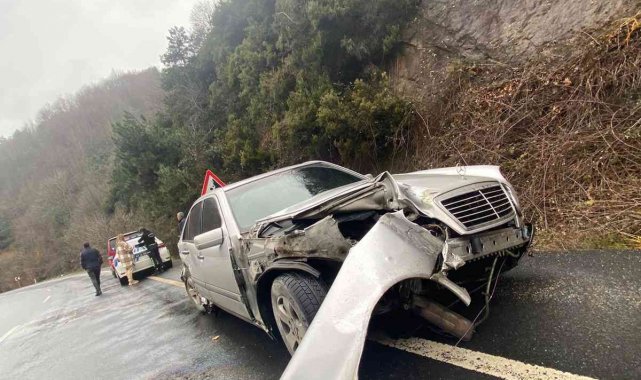 Direksiyon hakimiyetini kaybedince bariyerlere çarptı