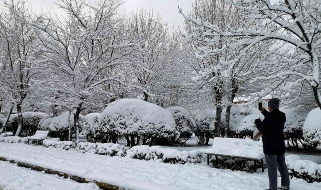 Dışarıda kartopu oynayarak stres attıktan sonra kaplıca suyunda şifa buluyorlar