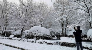 Dışarıda kartopu oynayarak stres attıktan sonra kaplıca suyunda şifa buluyorlar