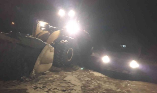 Diyadin'de kar nedeniyle kapanan yollar ulaşıma açıldı