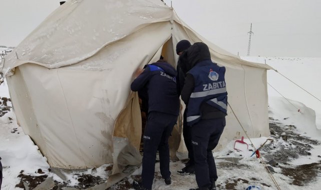 Diyarbakır Büyükşehir Belediyesi çadırda yaşayan yaşlı vatandaşa yardım eli uzattı