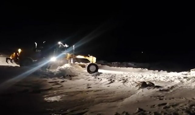 Diyarbakır Büyükşehir Belediyesi gece karla mücadeleye devam etti