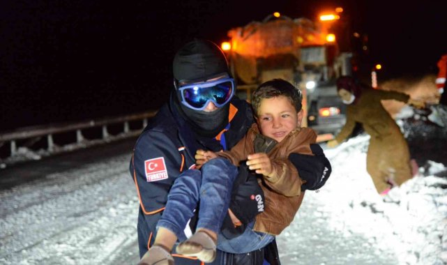 Diyarbakır-Siverek karayolunda mahsur kalan 49 araç kurtarıldı