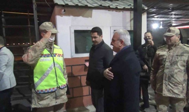 Diyarbakır Valisi Karaloğlu, yeni yılın ilk saatlerinde güvenlik güçlerini ziyaret etti