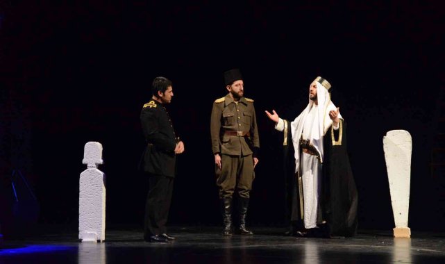 Diyarbakır&#039;da &#039;Kumandan&#039; oyunu tiyatro severlerle buluştu