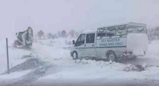 Diyarbakır'da cenaze defni için 8,5 saatlik yol açma çalışması yapıldı