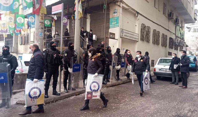 Diyarbakır'da DBP il binasında 7 saat süren arama tamamlandı, çok sayıda materyal toplandı