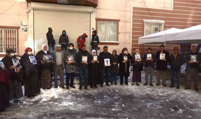 Diyarbakır&#039;da dondurucu soğukta evlat nöbeti