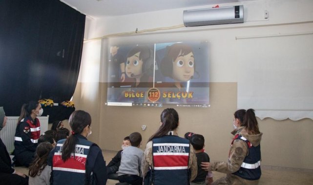 Diyarbakır'da jandarma ekipleri çocuklara hediye verip birlikte film izledi