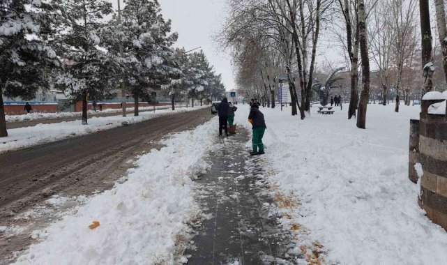 Diyarbakır&#039;da kaldırımlarda kar temizleme çalışması