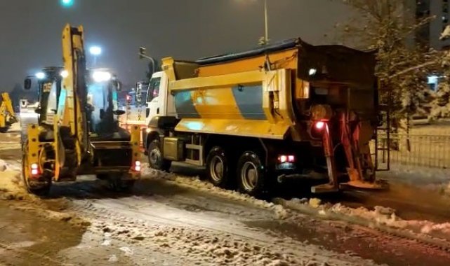 Diyarbakır&#039;da kar mücadelesi aralıksız sürüyor