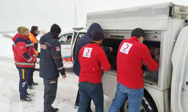 Diyarbakır'da karda mahsur kalanlara kumanya yardımı ulaştırıldı