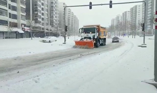 Diyarbakır'da karla mücadele çalışmaları aralıksız sürüyor