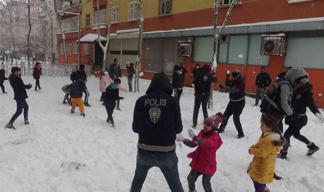 Diyarbakır'da polis ve çocuklar kar topu oynadı, vatandaşlar ise halay çekti