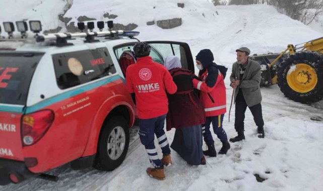 Diyarbakır'da sağlık ekipleri, yoğun kar yağışında vatandaşların imdadına koştu