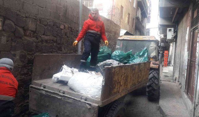 Diyarbakır'da temizlenen evin avlusundan bir römork dolusu çöp çıktı