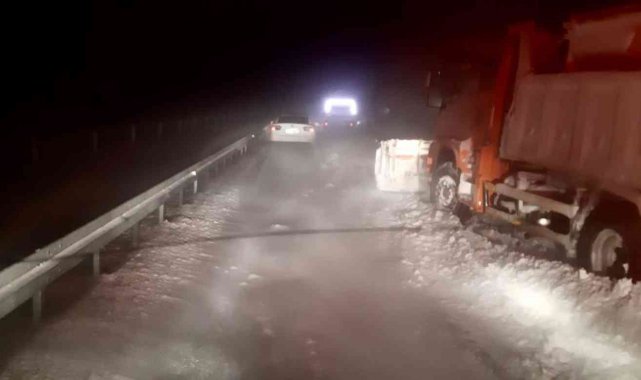 Diyarbakır&#039;da tipi nedeniyle araçlarda mahsur kalan vatandaşları AFAD ekipleri kurtardı