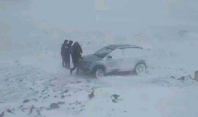 Diyarbakır'dan Şanlıurfa ve Elazığ güzergahı yolları yoğun kar ve tipi nedeniyle ulaşıma kapandı