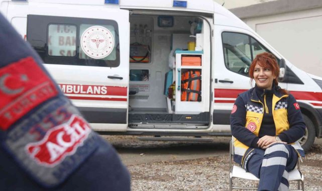 Diyarbakır'ın 'kırmızı başlıklı' kadın ambulans şoförü, zamanla yarışıyor