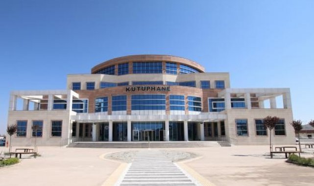 Doç. Dr. Taşğın öğrencilere meyve ikramında bulundu