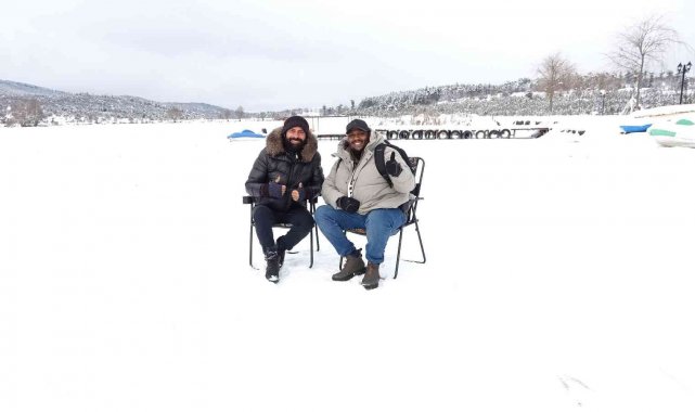 Doğa harikası gölet dondu...Üzerine yazı yazdılar