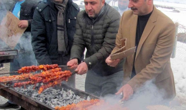 Doğru, kar temizleme çalışması yapan ekiplere kebap ikram etti