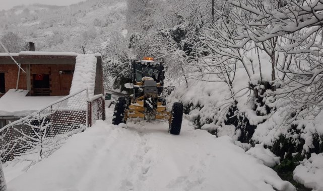 Doğu Karadeniz'de bin 102 köy ve mahalle yolu kar nedeniyle ulaşıma kapandı