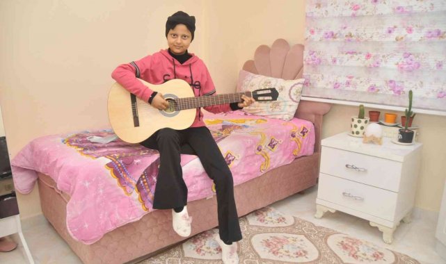 Doktor ve küçük hastasından son kemoterapi şarkısı