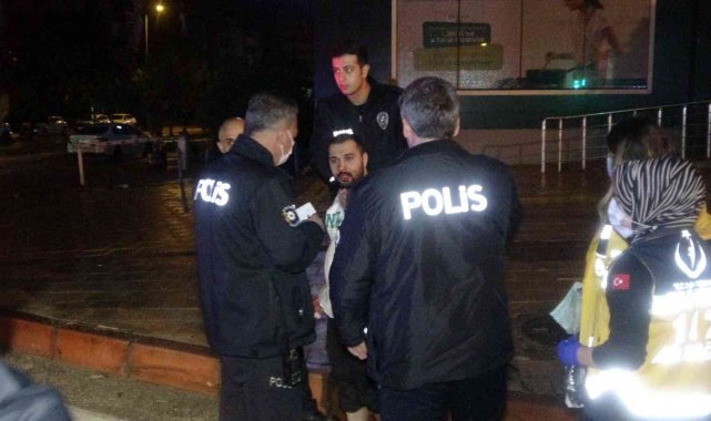 Dolandırıcılık suçundan aranan kişi polisten kaçarken sinyalizasyon direğine çarpıp takla attı