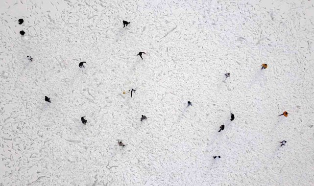 Donan Arin Gölü üzerinde futbol keyfi