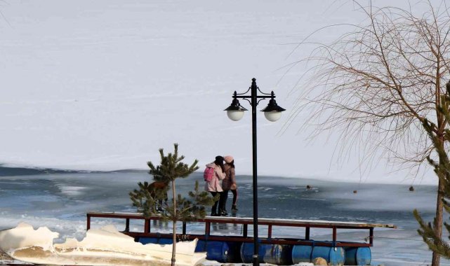 Donan baraj gölünün manzarası kartpostallık görüntü oluşturdu