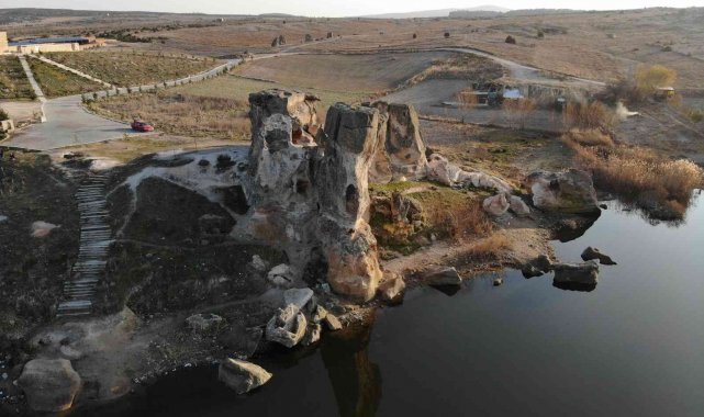 Donan Emre Gölü seyrine doyumsuz manzara ortaya çıkardı