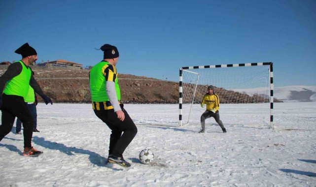 Donan göl üzerinde futbol maçı