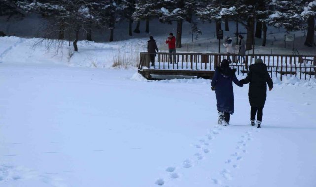 Donan gölde tatilcilerin tehlikeli eğlencesi