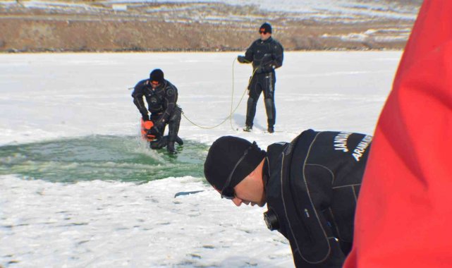 Donan gölde testere ile buzu kesip dalış yaptılar