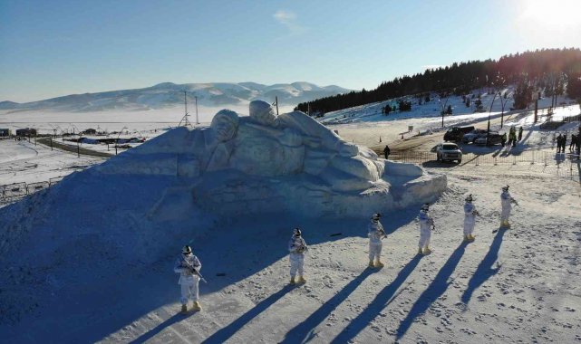 Donarak şehit olan kahramanların kardan heykelleri görüntüsüyle büyülüyor
