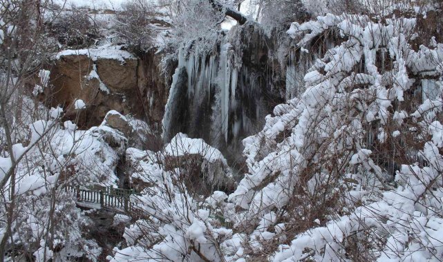 Donduran soğuğa şelale de dayanamadı