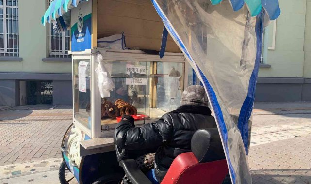 Dondurucu soğuğa rağmen simitçiler tezgâh başında