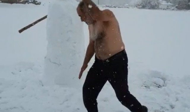 Dondurucu soğukta soyundu, kardan adamla güreş tuttu