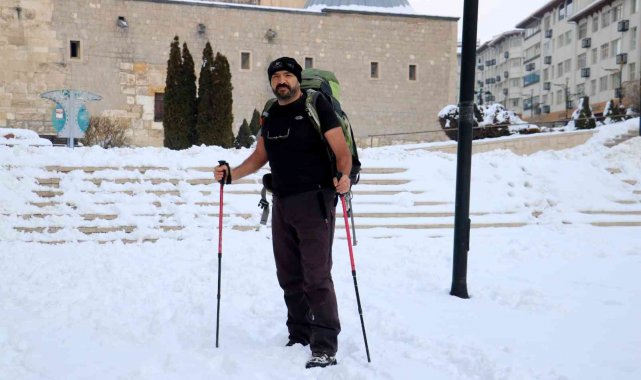 Dondurucu soğukta tişörtle yürüdü, görenlerin içi üşüdü