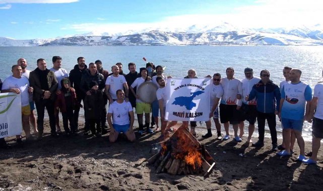Dondurucu soğukta Van Gölü'nde yüzdüler