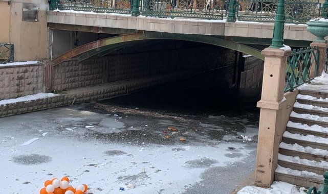 Donmuş Porsuk Çayı üzerinde çöpler