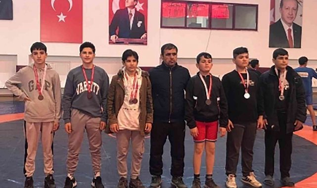 Döşemealtı güreşçileri 27 madalya kazandı