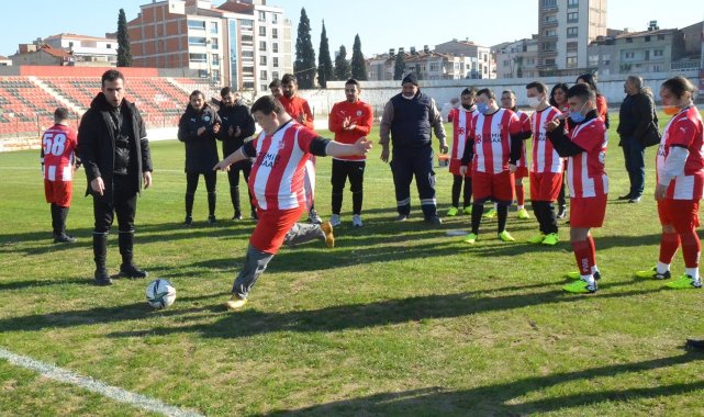 Down sendromlu öğrenciler sahaya indi, penaltı attı