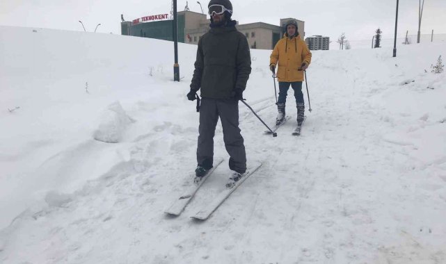 Drone pisti kar yağınca kayak pisti oldu, öğrenciler doyasıya eğlendi
