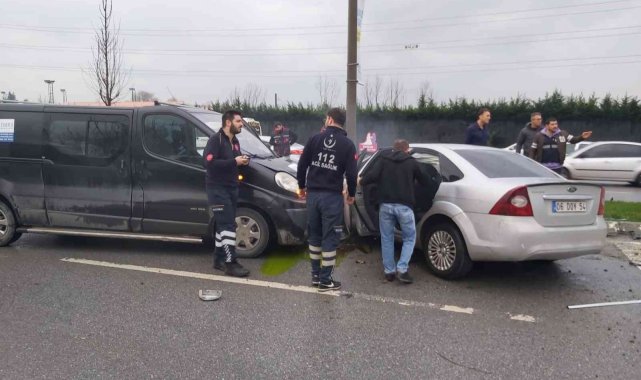 Duble yolda 4 araçlı zincirleme trafik kazası
